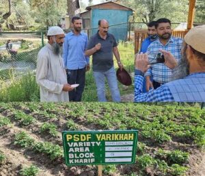 Read more about the article Director Agriculture Kashmir visits Potato SMF Yarikah, Tangmarg