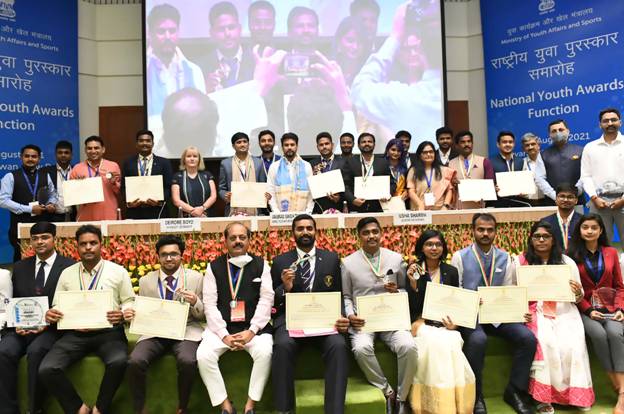 You are currently viewing Union Minister of Youth Affairs and Sports Shri Anurag Singh Thakur confers the National Youth Awards 2017-18 and 2018-19 to 22 awardees on International Youth Day today