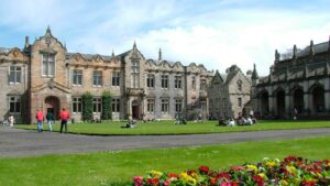Read more about the article University of St Andrews: St Andrews reveals almost all its students have been vaccinated