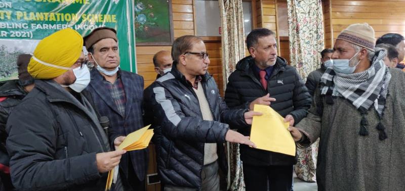 You are currently viewing Horticulture dept organises Awareness/ Training camp at Dak Bungalow, Sopore