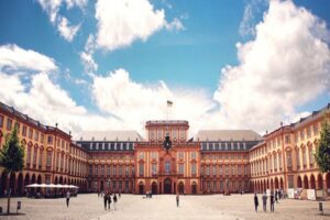 Read more about the article University of Mannheim: GBP Monitor: Almost two-thirds of companies plan to raise prices – and 3G in the workplace is very controversial