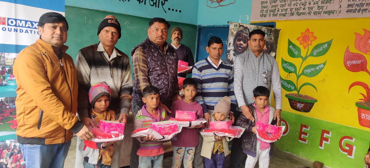 You are currently viewing Omaxe Foundation distributes tracksuits and masks to the children of Govt. Senior Secondary School and Arya Kanya Gurukul, Hasanpur