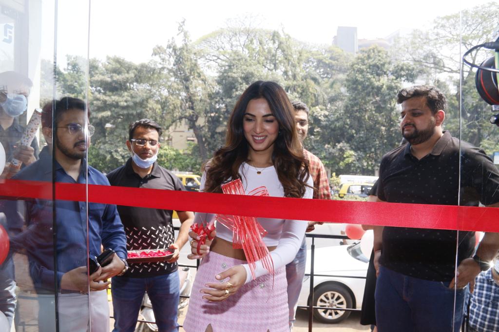 You are currently viewing Sonal Chauhan inaugurates 100th store of Campus Shoes in Bandra, Mumbai