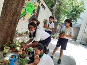 Read more about the article Jasudben ML School celebrates World Earth Day with students by organising best-out-of-waste activities