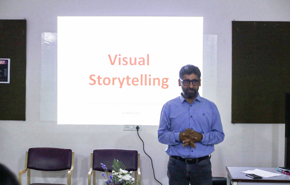 You are currently viewing An ‘Art Talk’ : Celebrity photojournalist Atul Hundoo shares Visual Storytelling Tips with Visual Arts students of World University of Design, Sonipat-Haryana