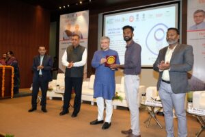 Read more about the article Ashwini Vaishnaw interacted with promising startups and students from universities and incubation centres at EDII.