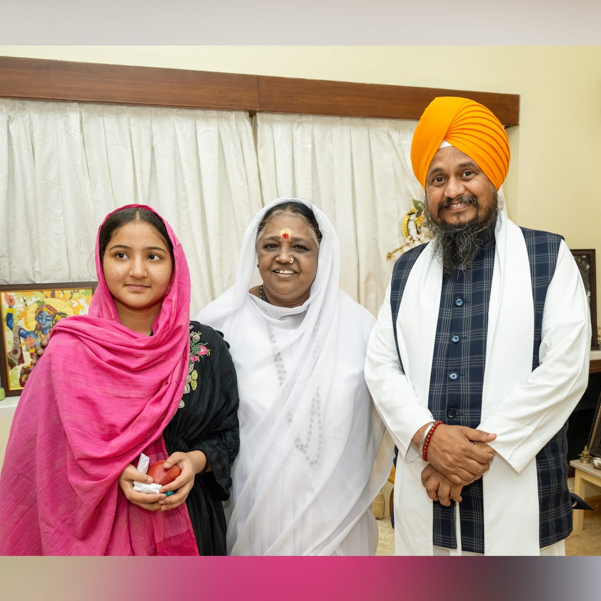 You are currently viewing Global leader of Sikhism Giani Harpreet Singh visits Mata Amritanandamayi Devi (Amma)