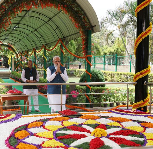 You are currently viewing PM Narendra Modi pays floral tributes to Sir M Visvesvaraya in Chikkaballapur