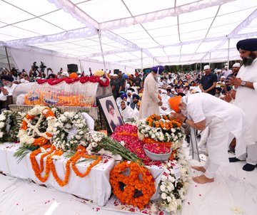You are currently viewing Prime Minister Narendra Modi pays tributes to former Punjab CM, Shri Parkash Singh Badal