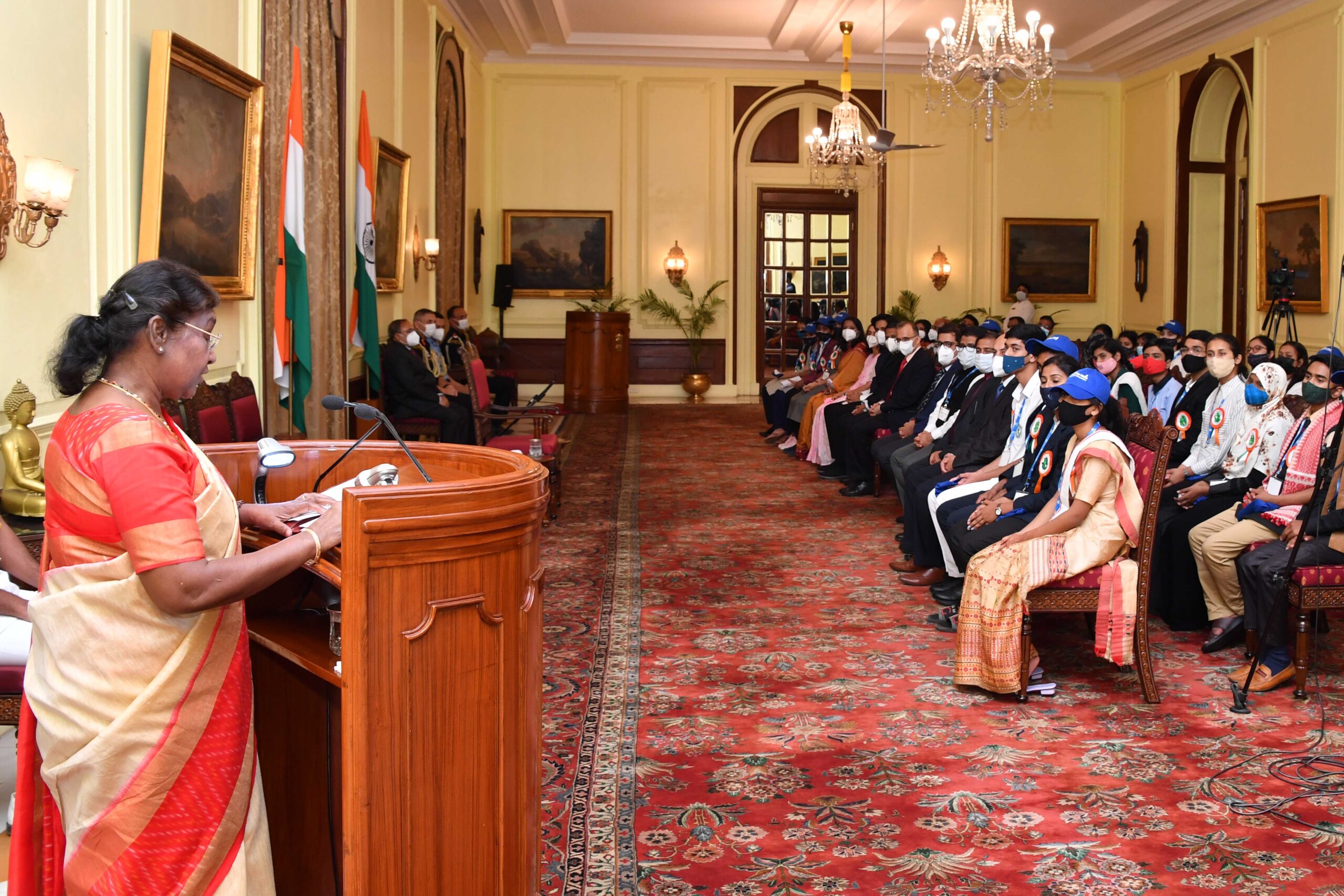 You are currently viewing Winners Of Tata Building India School Essay Competition Call On The President Of India